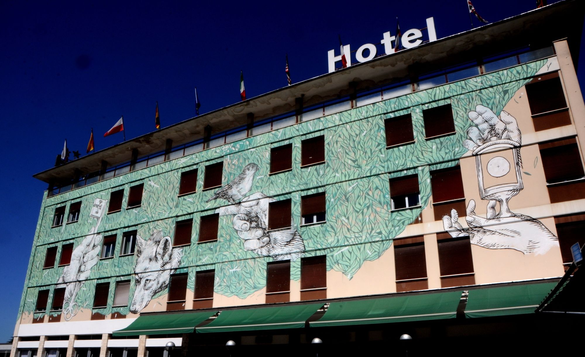 LH Hotel Arca Street Art.